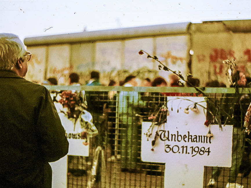 Blick auf die Berliner Mauer 1989 – Foto: Jan Meßerschmidt