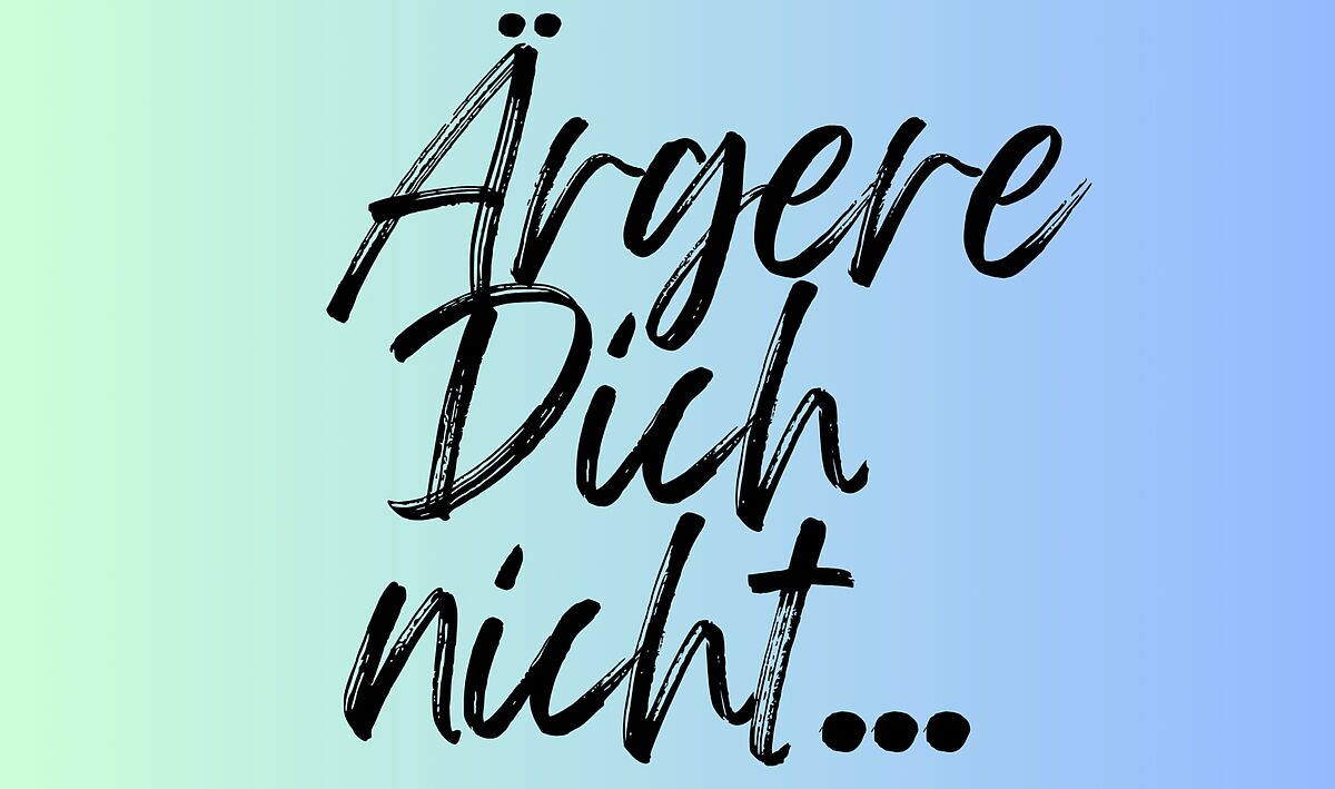 Eine hellblaue Postkarte mit dem Schriftzug "Ärgere Dich nicht"