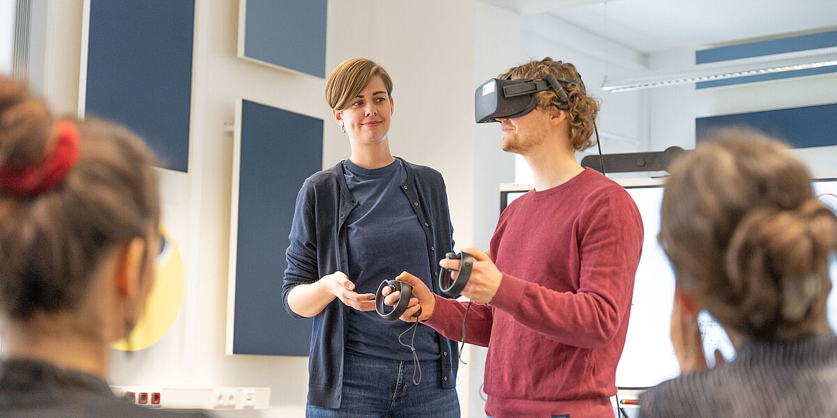 Symbolbild für das Psychologie-Studium In einem Seminar wird von einer Personengruppe eine VR-Brille getestet.