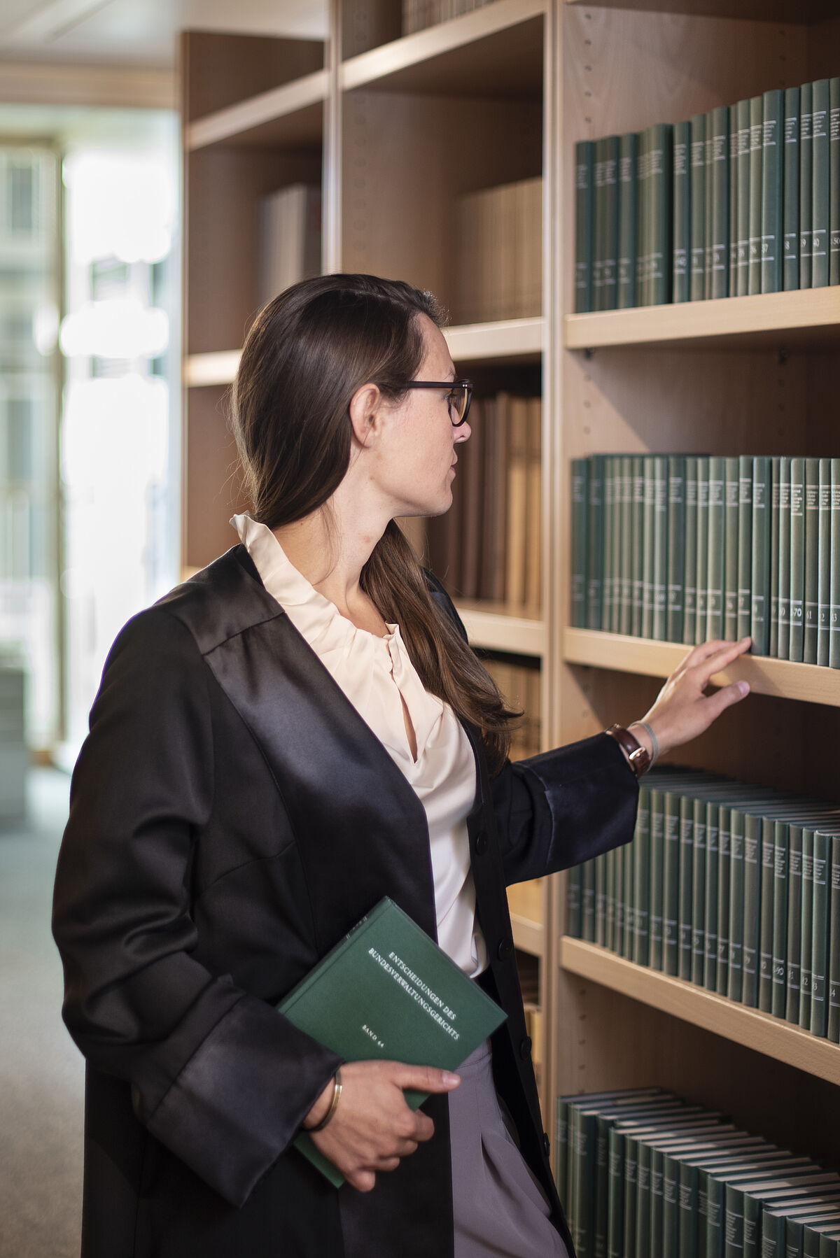 Dr. Sarah Baudis – Rechtsanwältin, in der Bibliothek