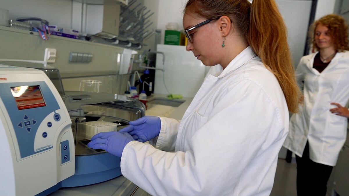 Students at the laboratory - Photo: Magnus Schult