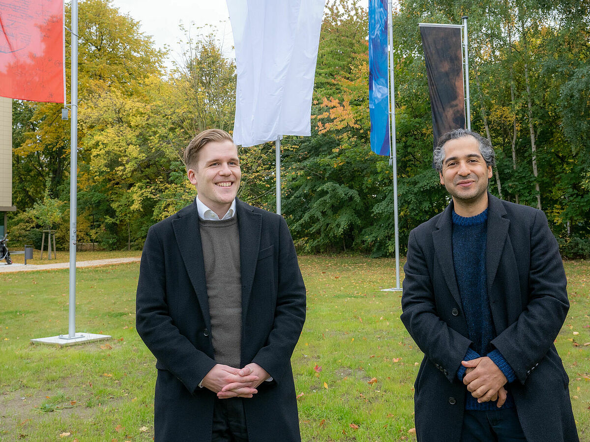 Giacomo Orth (links) und Prof. Rozbeh Asmani (rechts) eröffnen das Kunstprojekt „In den Wind“, © Jan Hilgendorf