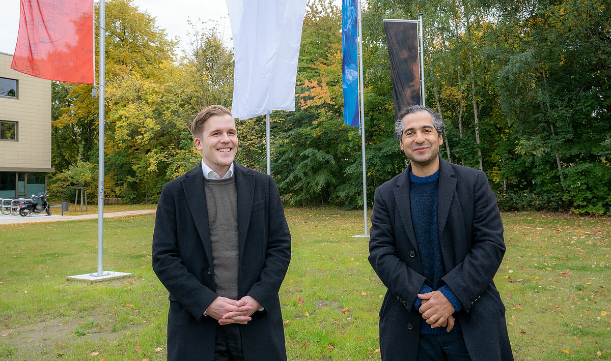 Giacomo Orth (links) und Prof. Rozbeh Asmani (rechts) eröffnen das Kunstprojekt „In den Wind“, © Jan Hilgendorf, 2022