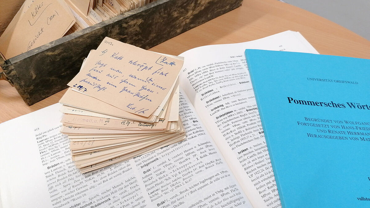 Pommersches Wörterbuch Das Pommersche Wörterbuch und einer der 526 Zettelkästen, auf denen das Wörterbuch basiert.