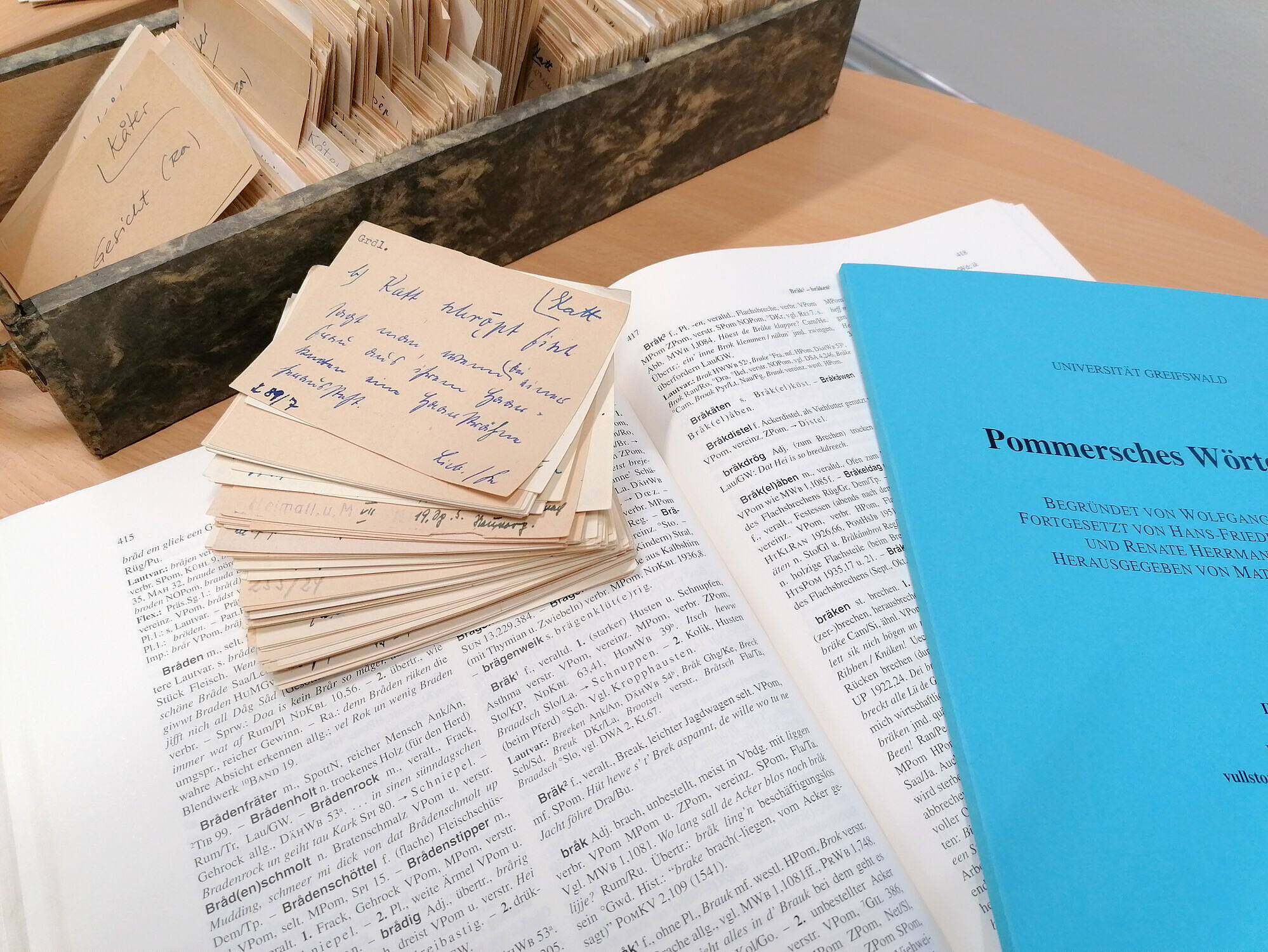 Pommersches Wörterbuch Das Pommersche Wörterbuch und einer der 526 Zettelkästen, auf denen das Wörterbuch basiert.