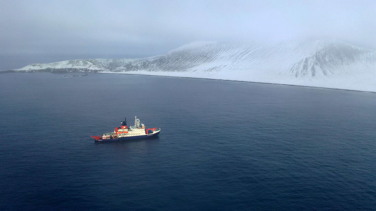 Expeditionsschiff Polarstern vor Saunders Island – Foto: Allan Derrien/Martin Meschede