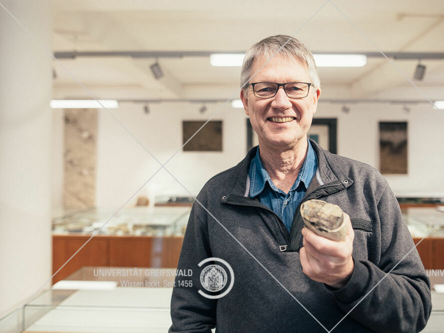 Prof. Meschede in der Geologischen Landessammlung im Institut für Geographie und Geologie der Universität Greifswald, ©Till-Junker, 2019