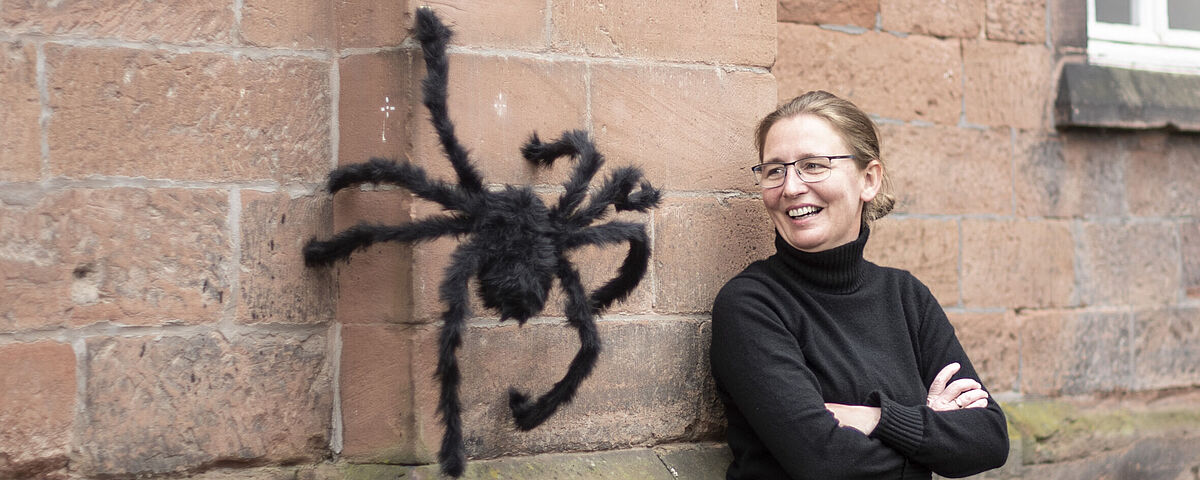 Profilbild von Prof. Dr. Christiane Pané-Farré mit großer, unechter Spinne
