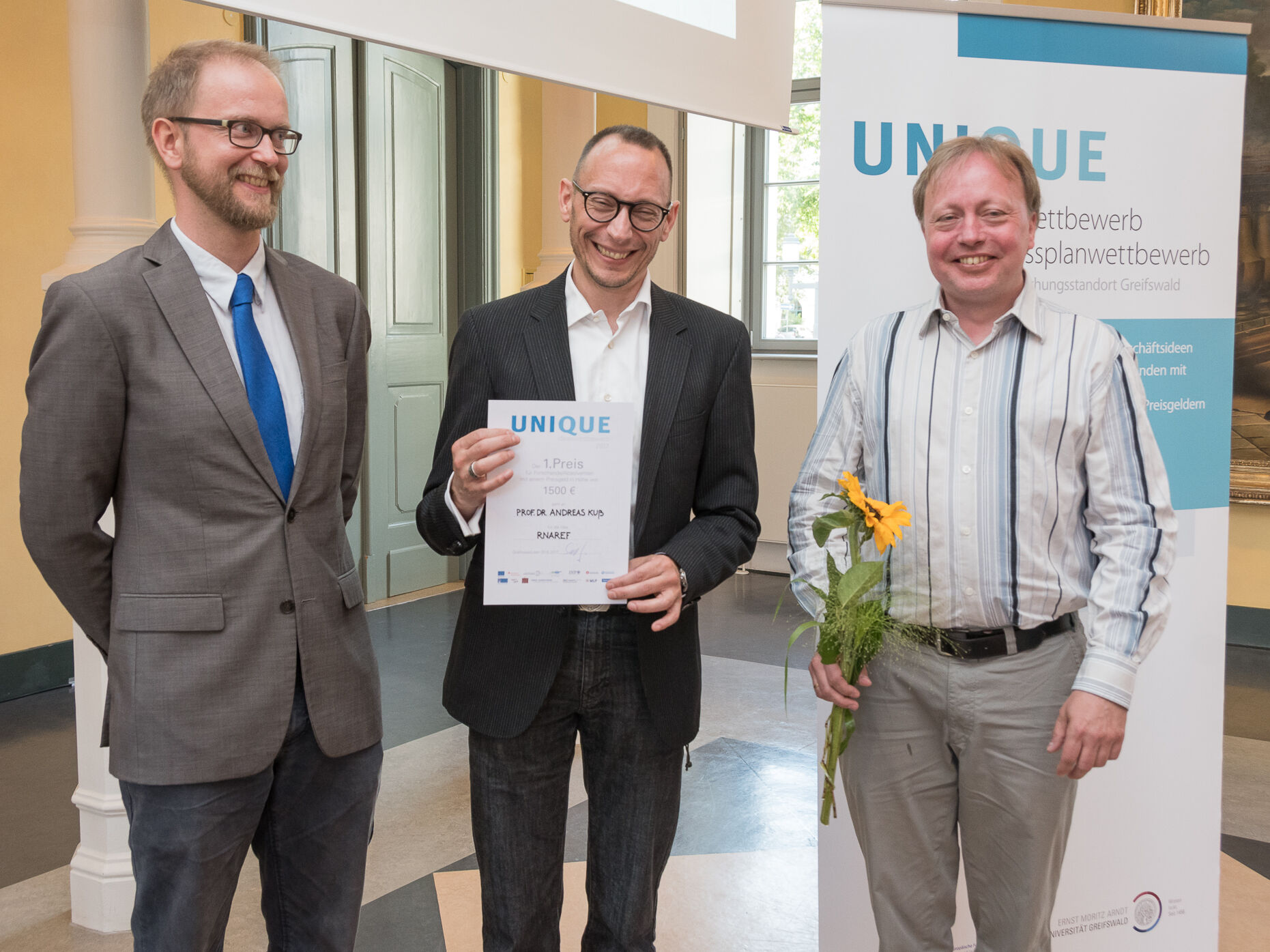 Björn Nowack (links); Lars Riff (rechts); Prof. Dr. Andreas W. Kuss (Mitte) – Projekt RNAREF (Foto: Kilian Dorner)