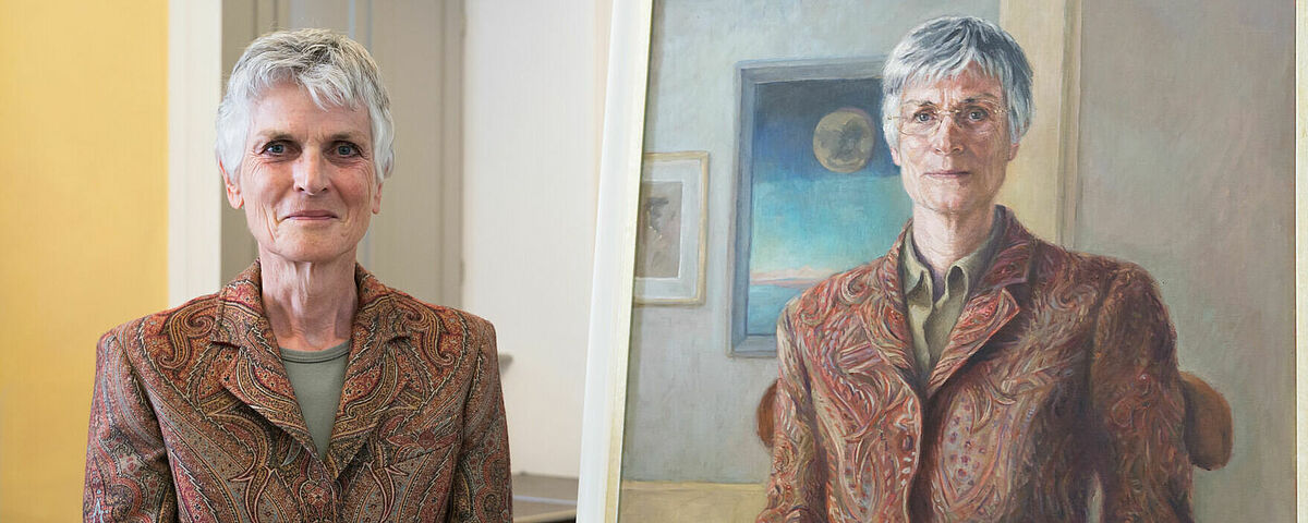 Ehemalige Rektorin, Prof. Dr. Johanna Eleonore Weber mit ihrem Portrait © Laura Schirrmeister, 2022