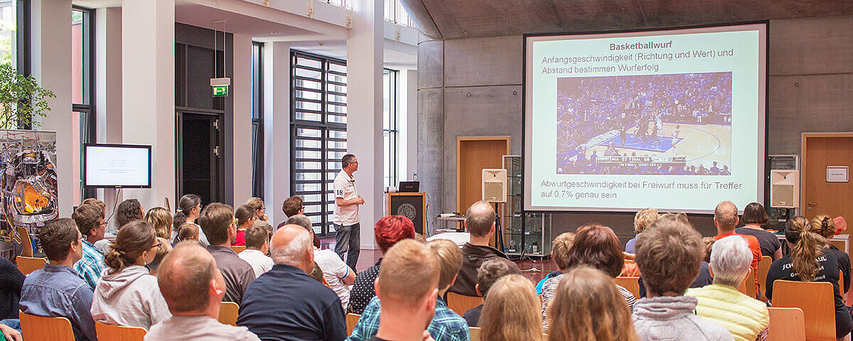 Vortrag am Tag der Wissenschaft Professor Ralf Schneider bei seinem Vortrag im Foyer des Instituts für Physik.