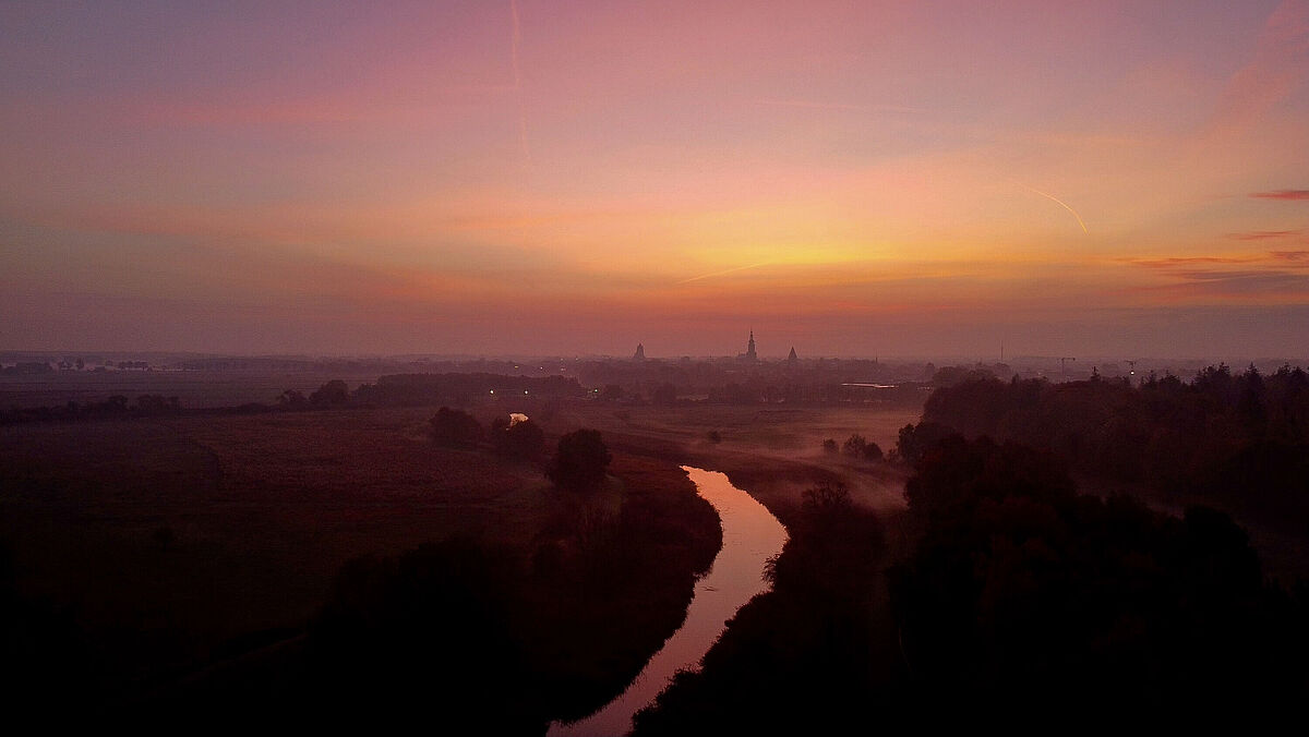 Die Wiesen bei Greifswald bei Sonnenaufgang. Aufgenommen mit einer Drohne. 2