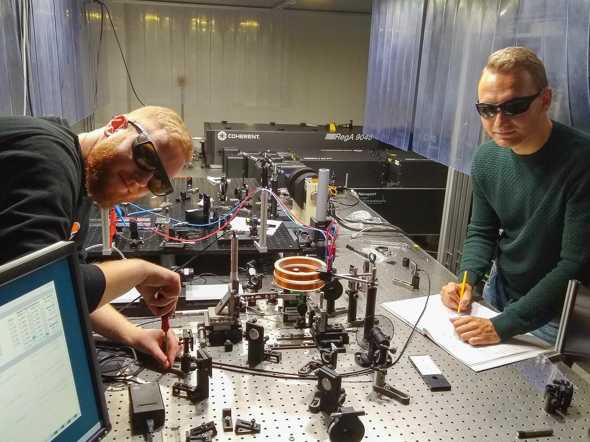 Zwei Forscher (Finn Stiewe und Tobias Kleinke) am Aufbau eines Terahertzsystems in der AG Münzenberg ©Jakob_Wakowski
