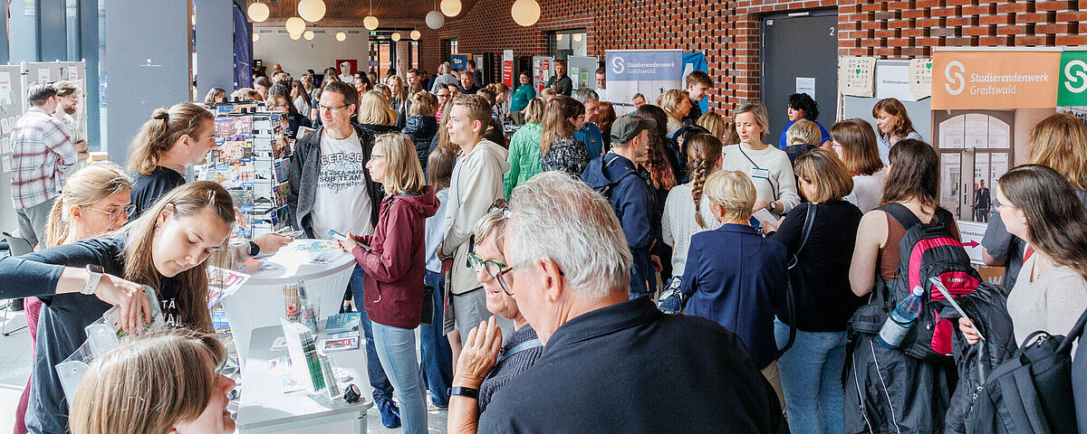 Viele Menschen informieren sich über das Studium an der Uni Greifswald
