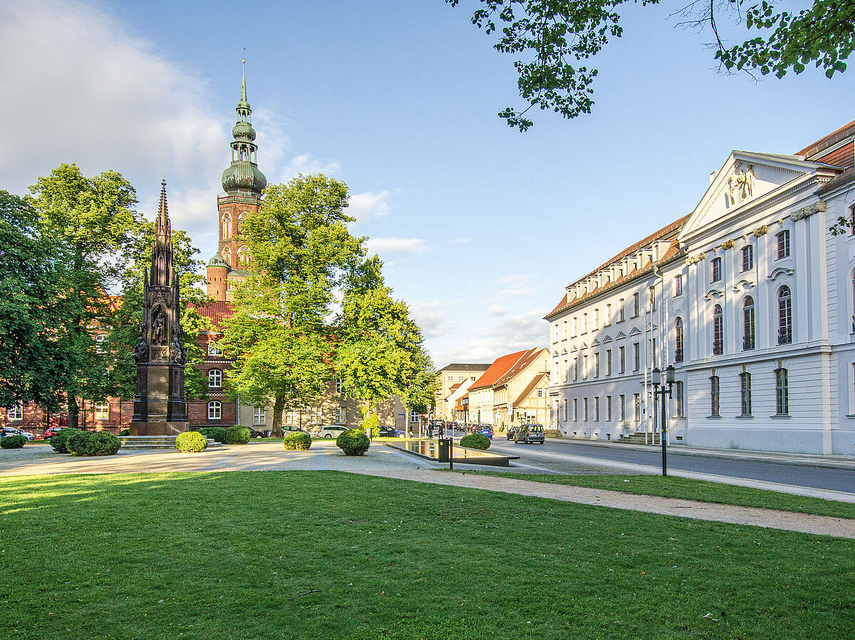 Der Greifswalder Rubenowplatz mit dem Unihauptgebäude und dem Dom St. Nikolai