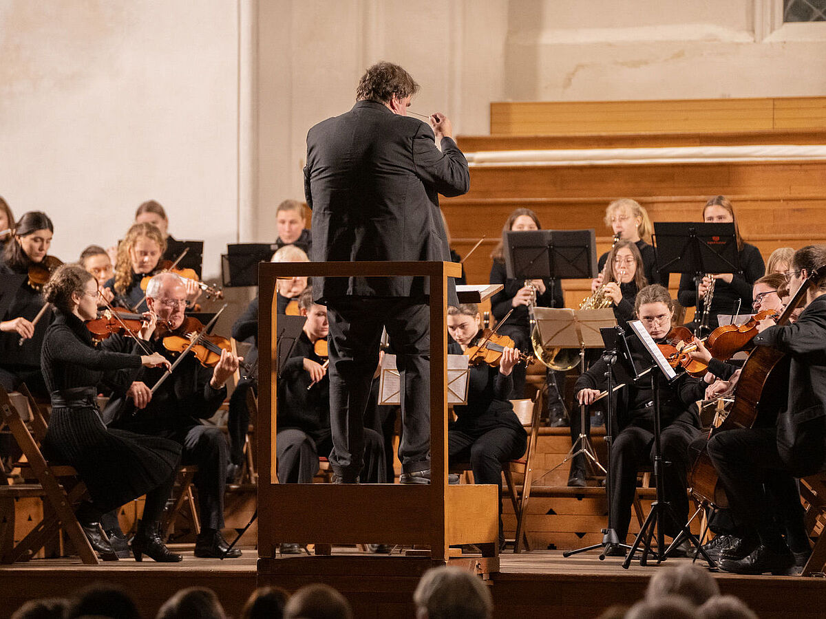 Das UniversitätsSinfonieOrchester spielt im Greifswalder Dom St. Nikolai.