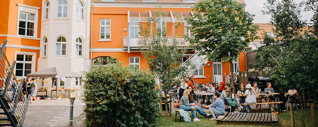 Foto vom Hof des IBZ mit vielen Gästinnen vom Sommerfest