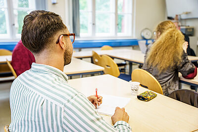 Personen in einem Seminar.