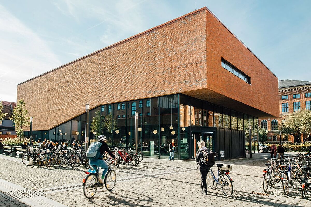 Campus Loefflerstraße Ein viereckiges modernes Gebäude, davor einige Fahrräder