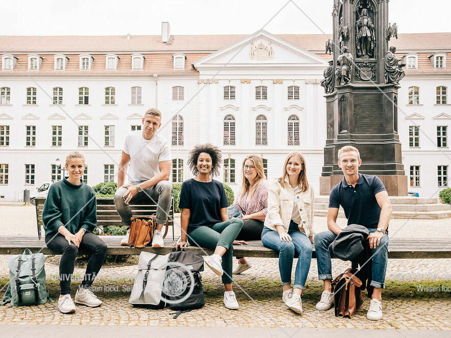 Studierende der Universität Greifswald am Rubenowplatz – Foto: Till Junker Studierende der Universität Greifswald am Rubenowplatz – Foto: Till Junker