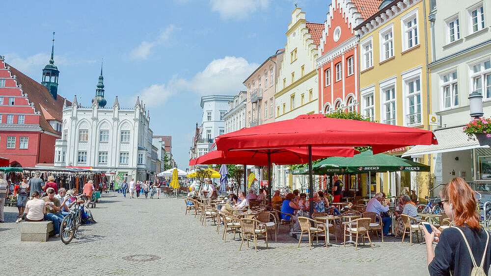 Die Greifswalder Innenstadt: Zu sehen ist der Boulevard am Marktplatz