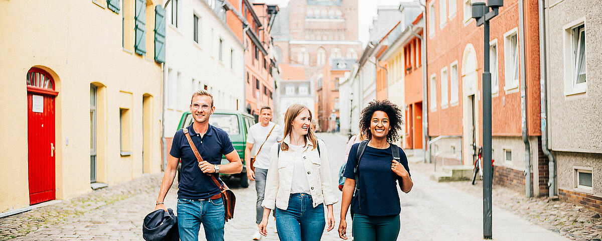 Students in the city -  photo: Till Junker