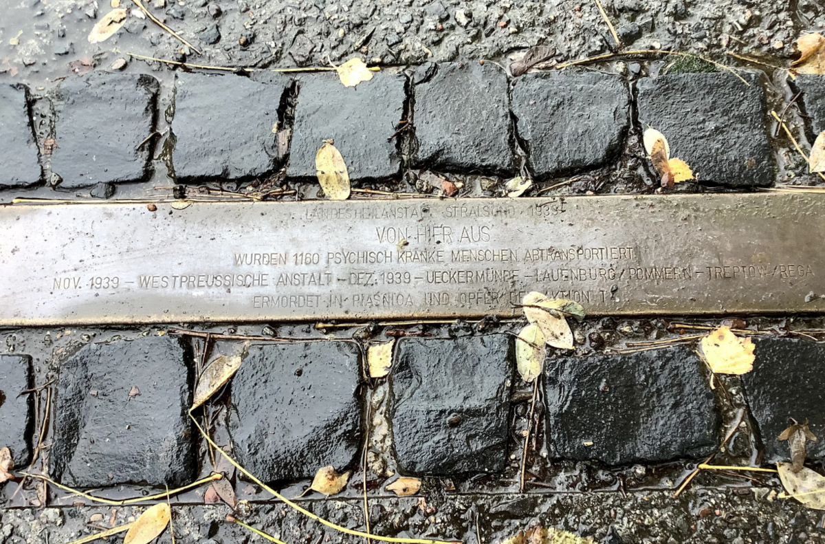 Stolperschwelle in Erinnerung an Deportationen aus der Landesheilanstalt Stralsund.