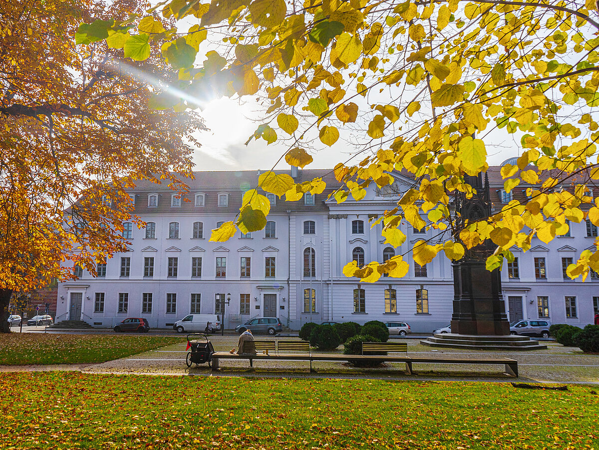 Zu sehen ist das Uni-Hauptgebäude im Herbst.