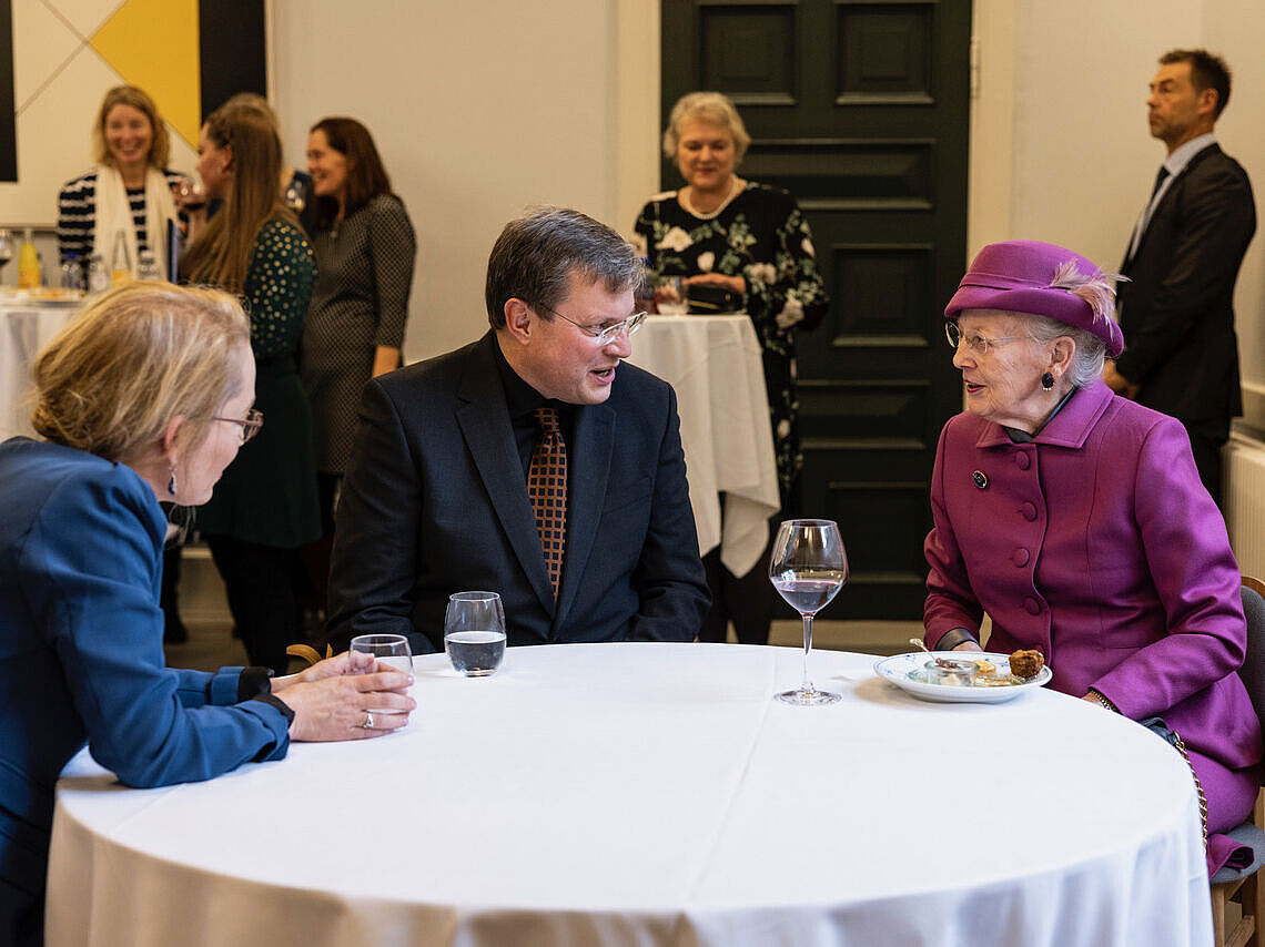 Queen Margarethe II in conversation with the honoured professor, Prof. Dr. Dr. h.c. Heinrich Assel, on the left Prof. Dr. Christine Svinth-Værge Põder, Head of the Department of Systematic Theology, Copenhagen, ©Nikolai Linares, 10 November 2023