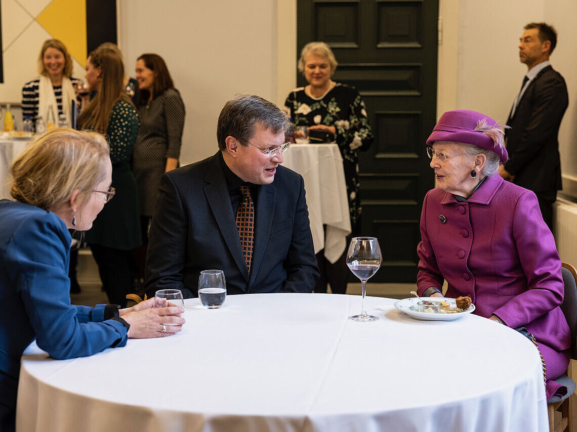 Königin Margarethe II. im Gespräch mit dem Geehrten, Prof. Dr. Dr. h.c. Heinrich Assel, links Prof. Dr. Christine Svinth-Værge Põder, Head of Department Systematic Theology, Copenhagen, ©Nikolai Linares, 10. November 2023