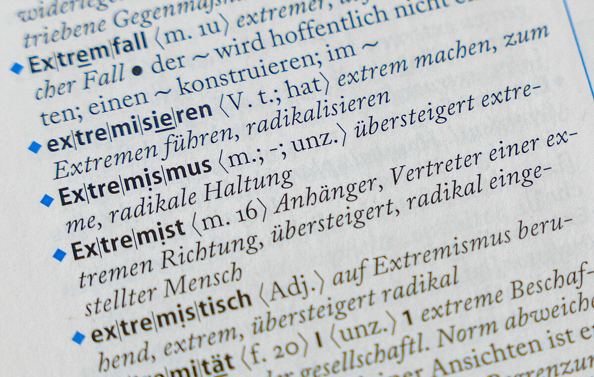 Symbolbild Extremismus, Wörterbuch ©Jan Meßerschmidt