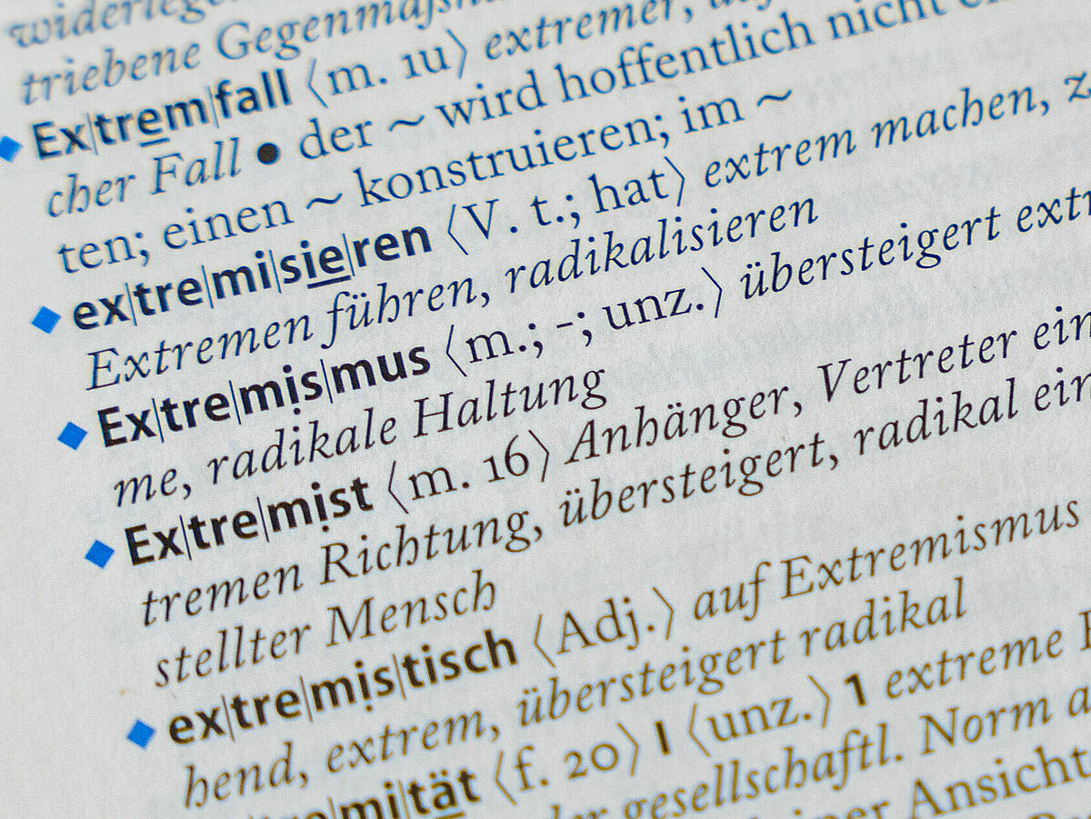 Extremismus, Symbolbild Wörterbuch ©Jan Meßerschmid