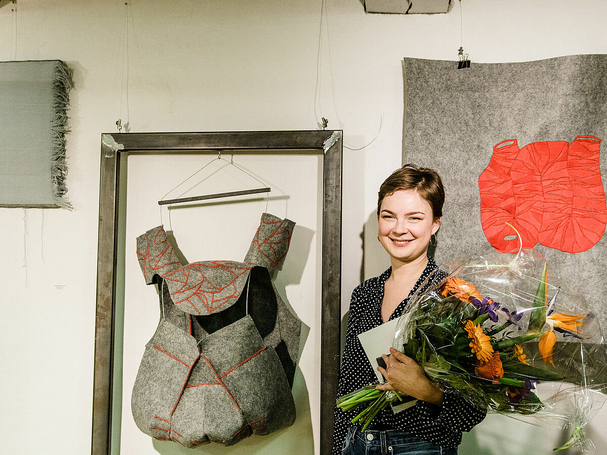 Anna Karlotta Margarete Last vor ihrer Arbeit – Foto: Ole Kracht 