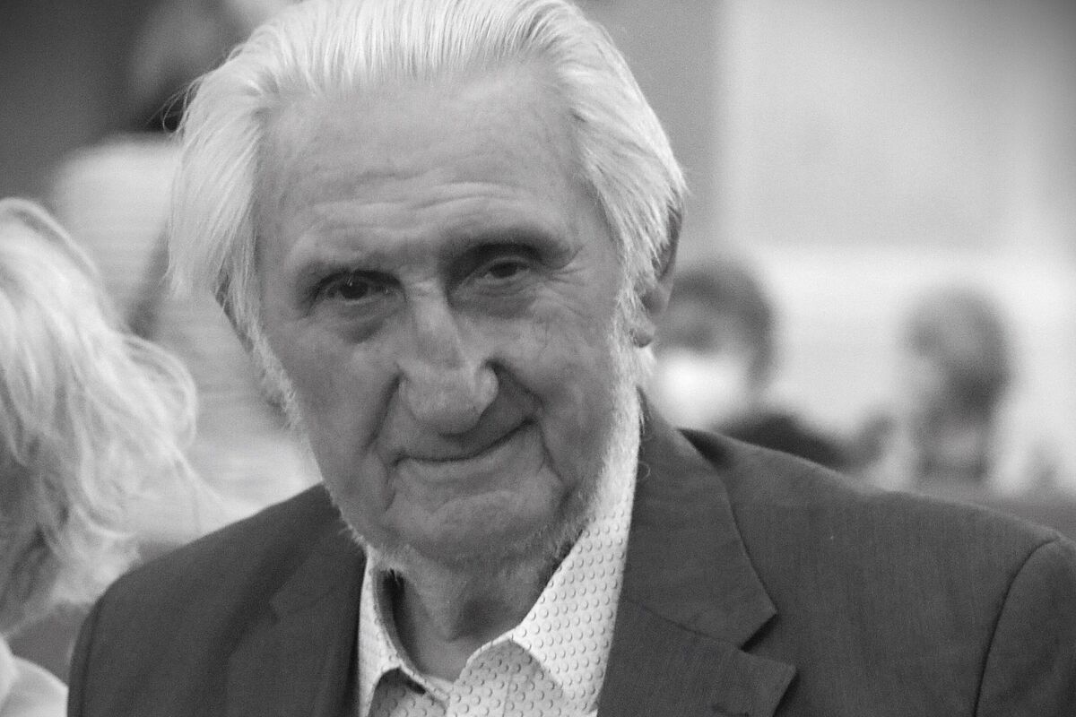 Auf dem Foto ist Manfred Schlenker zu sehen. 