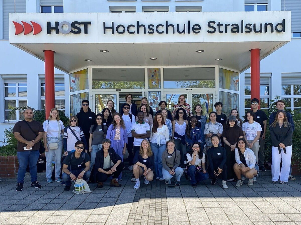 Die Teilnehmer*innen der diesjährigen Sommerschule vor der Hochschule Stralsund.