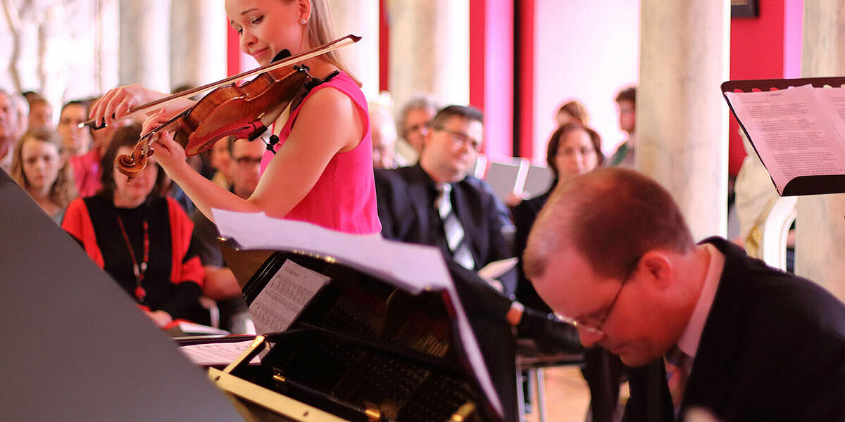 Eine Violinistin und ein Pianist spielen beim Nordischen Klang