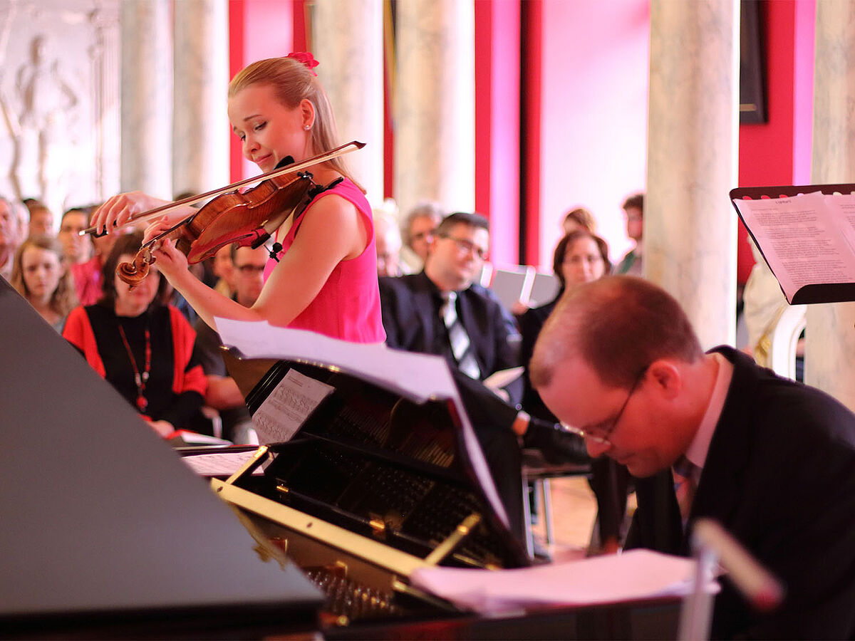 Eine Violinistin und ein Pianist spielen beim Nordischen Klang.