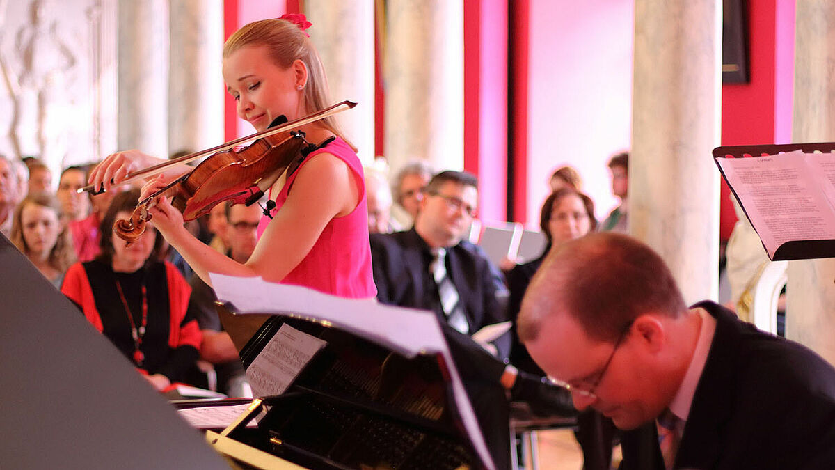 Eine Violinistin und ein Pianist spielen beim Nordischen Klang.
