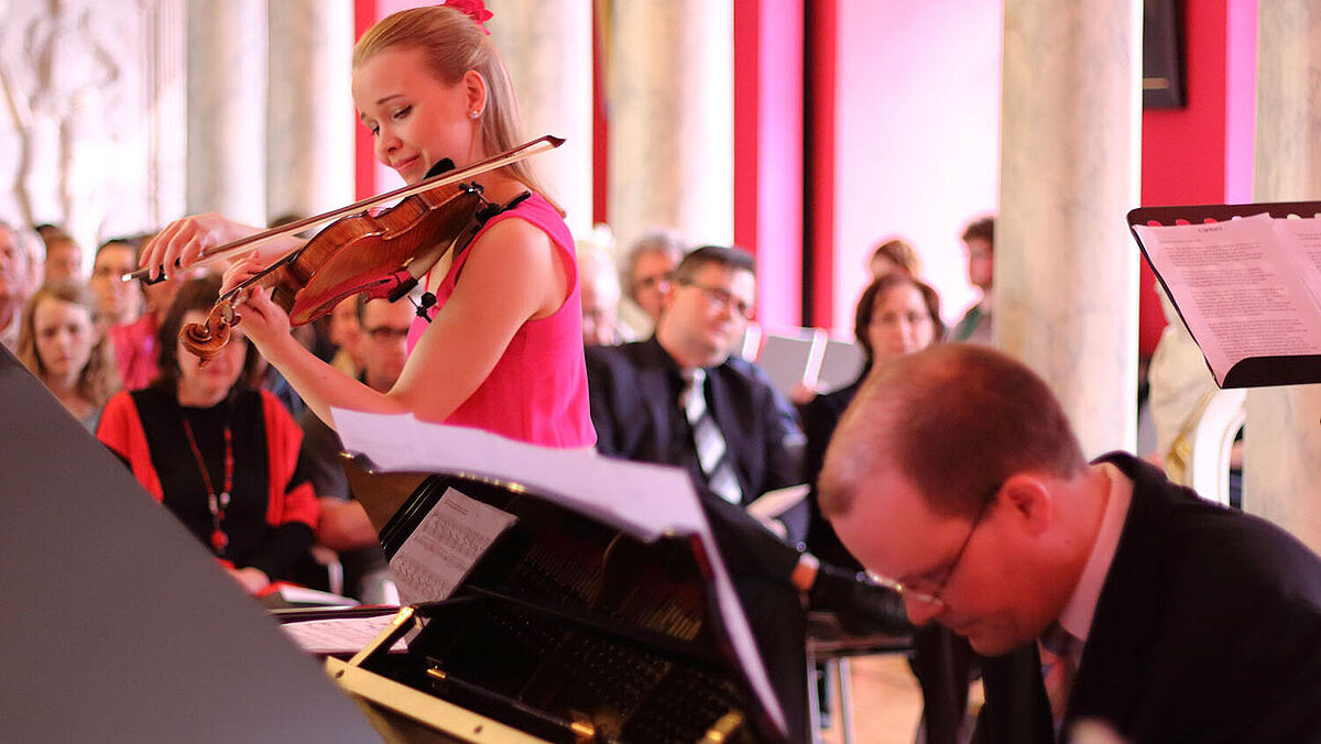 Eine Violinistin und ein Pianist spielen beim Nordischen Klang.