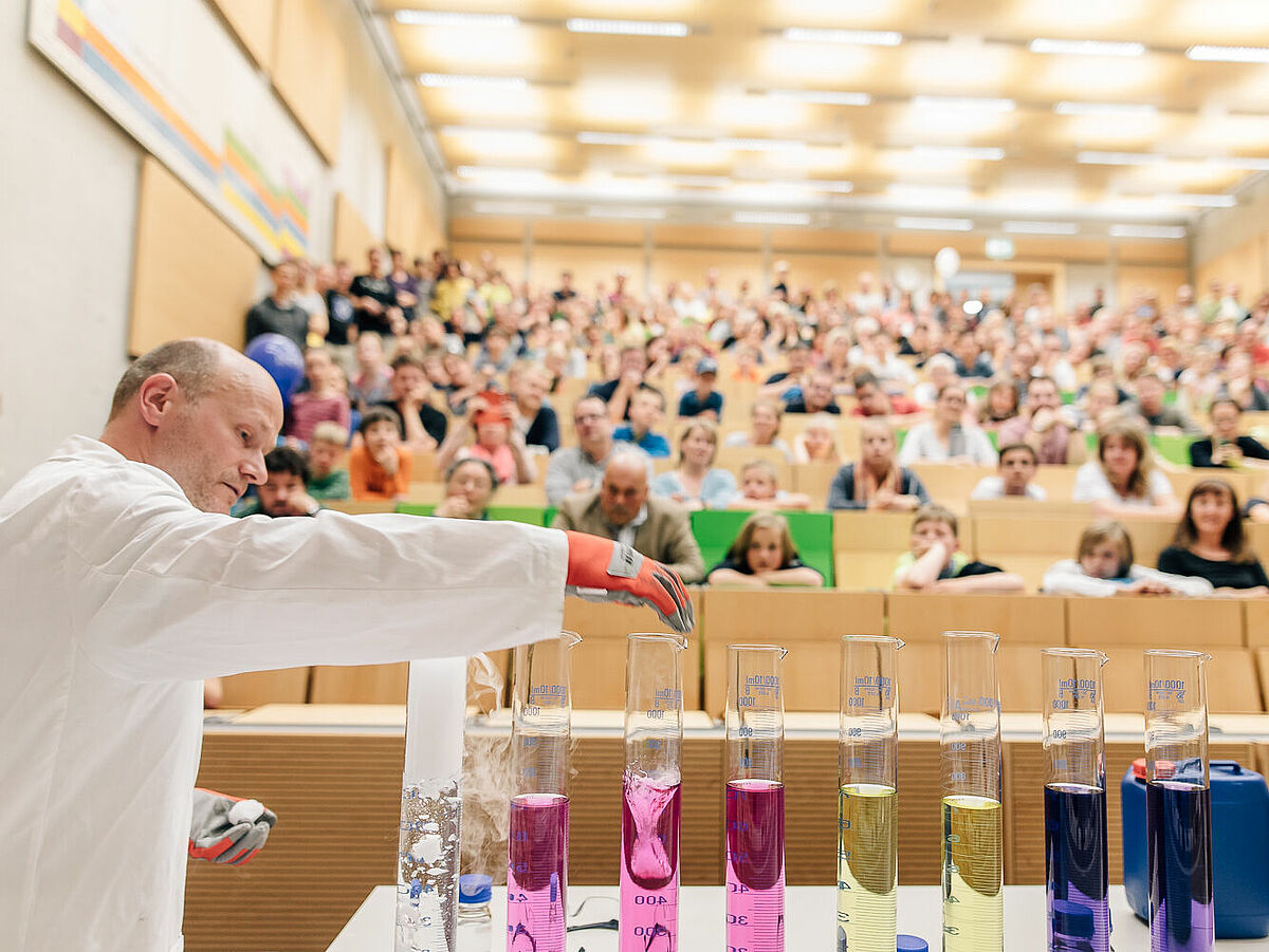 Science Show beim Tag der Wissenschaft 2018 mit Prof. Dr. Michael Lalk – Foto: Till Junker