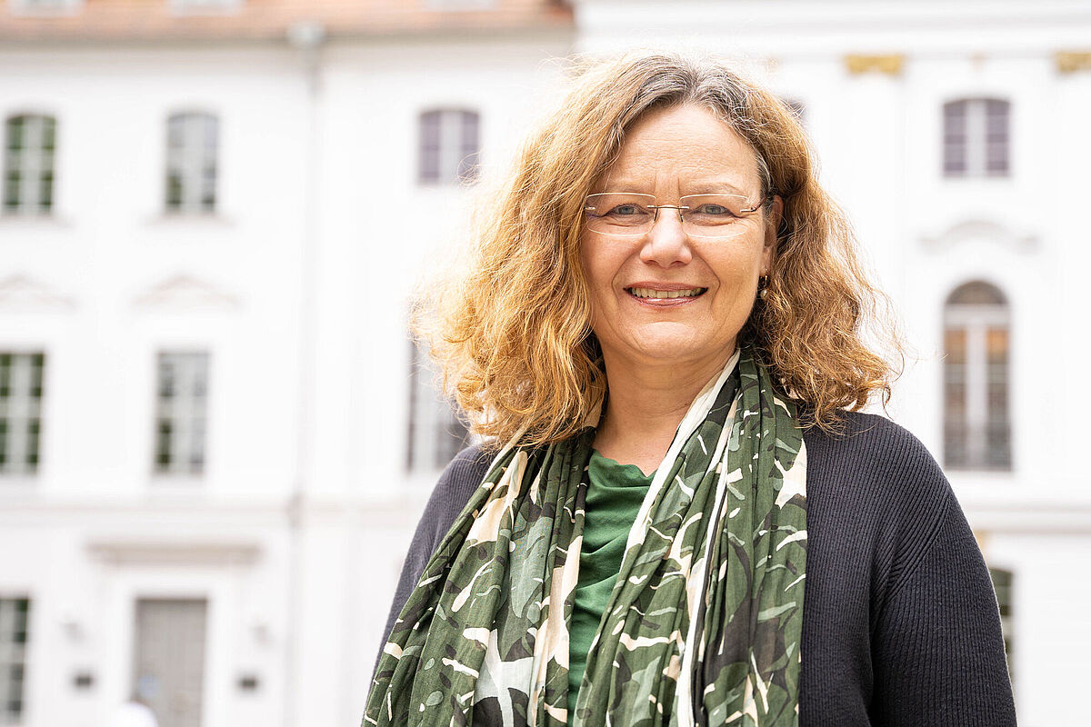 Porträt Prof. Stefanie Averbeck-Lietz vor dem Unihauptgebäude