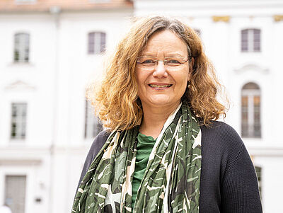 Porträt Prof. Stefanie Averbeck-Lietz vor dem Unihauptgebäude