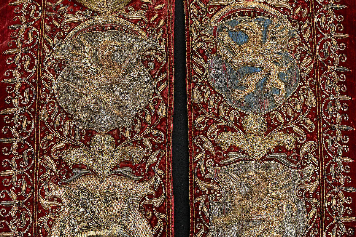 Wappen auf dem Rektor*innenmantel im Detail, 2021© Archiv der Universität Greifswald