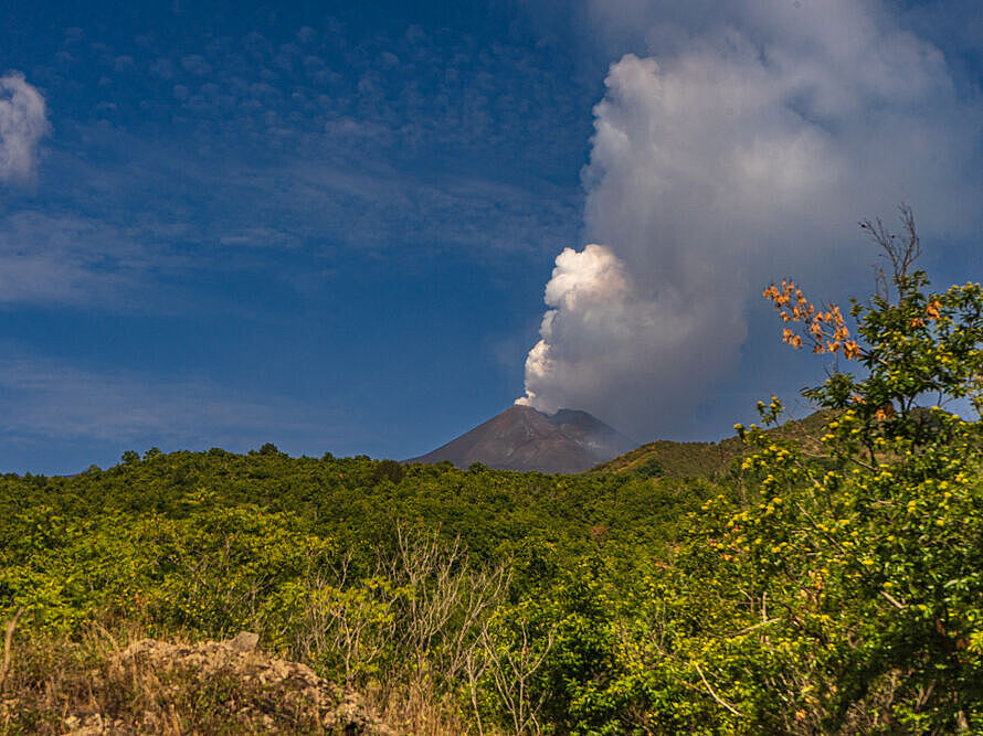 Mount Etna on Sicily with pillar of smoke in August 2022. © Jan Meßerschmidt, 2022