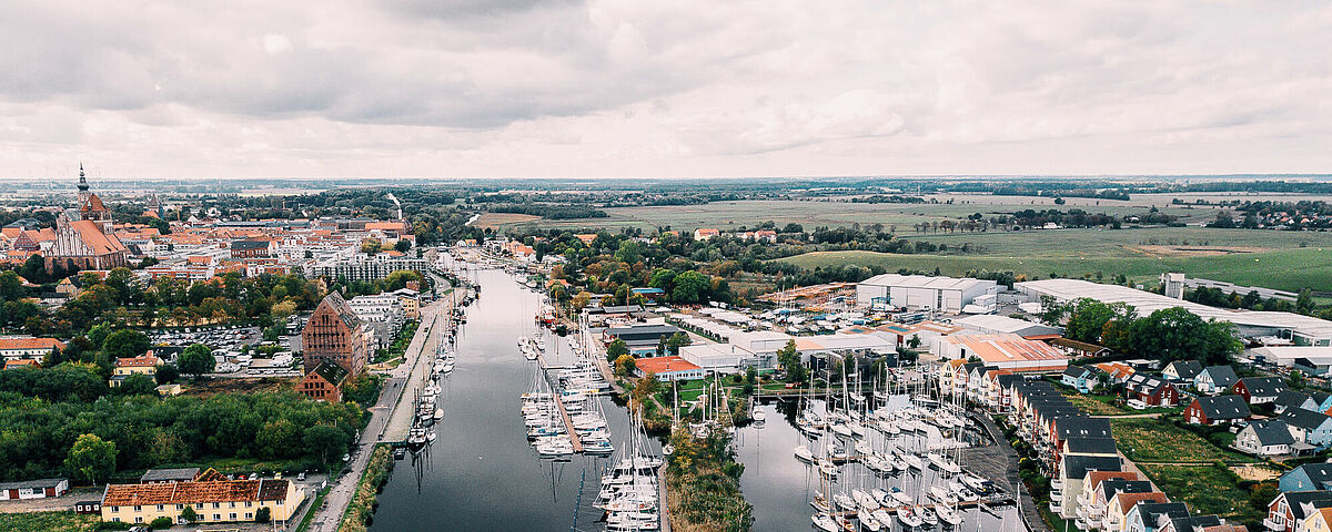 Blick auf den Marina-Hafen und einen Teil der Greifswalder Altstadt - Foto: Till Junker