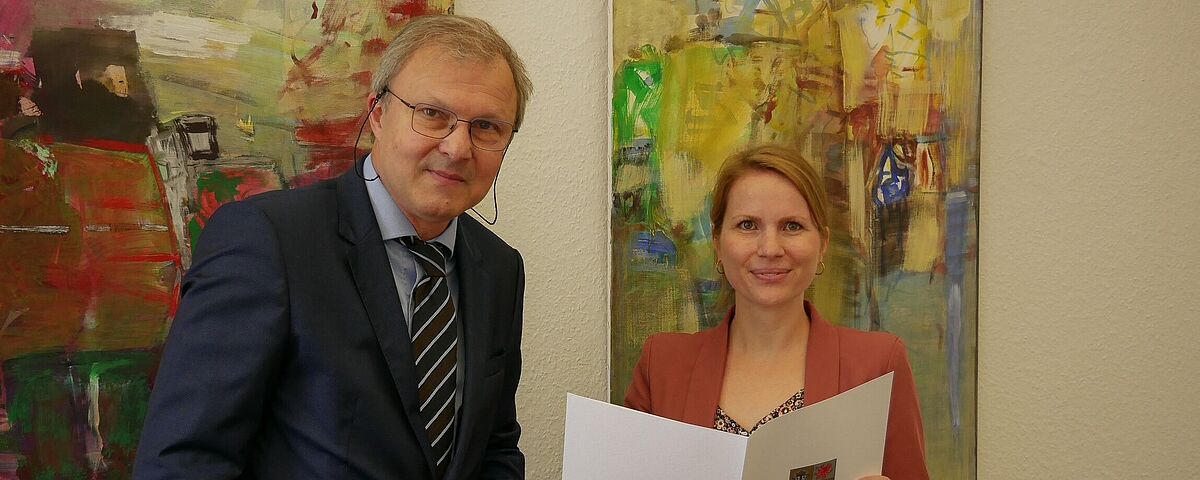 Katherina Schaufler bei der Ernennung mit einer anderen Person von der Universität Greifswald