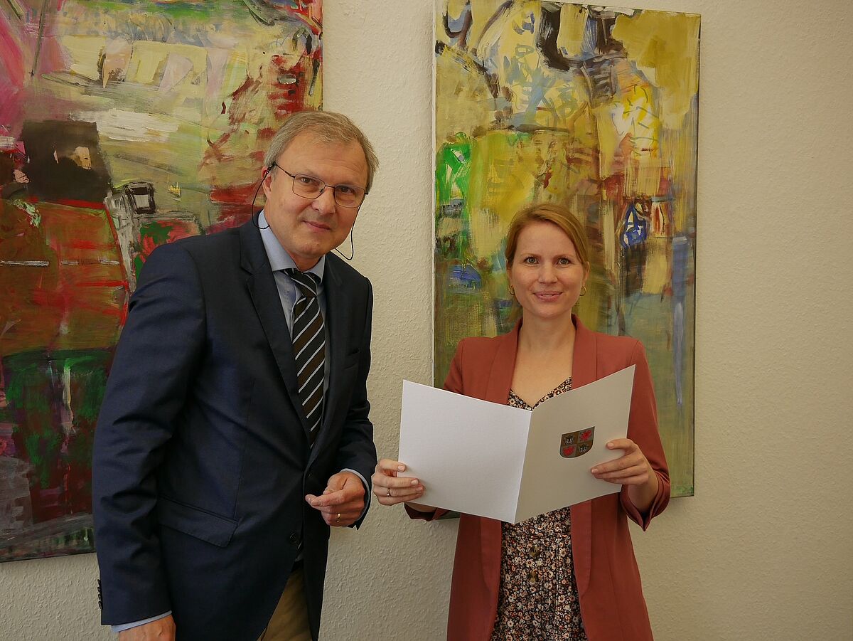 Katherina Schaufler bei der Ernennung mit einer anderen Person der Universität Greifswald