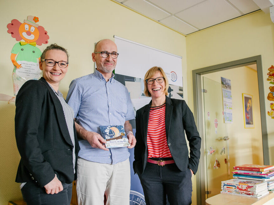 Übergabe des ersten Buches (v.l.n.r. Ulrike Stern, Dr. Jürgen Weser, PD Dr. Birte Arendt) – Foto: Philipp Müller