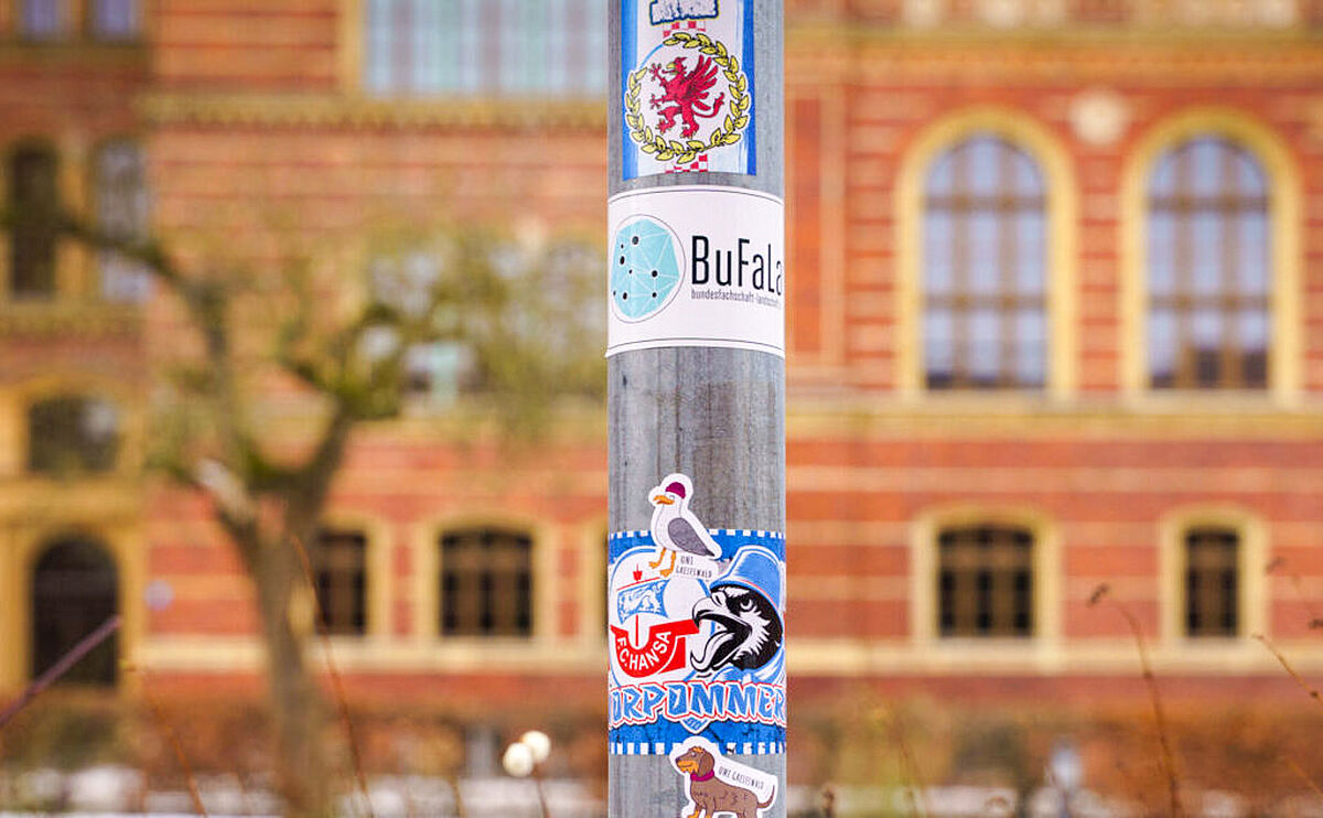 Sticker am Campus Loefflerstraße der Universität Greifswald.