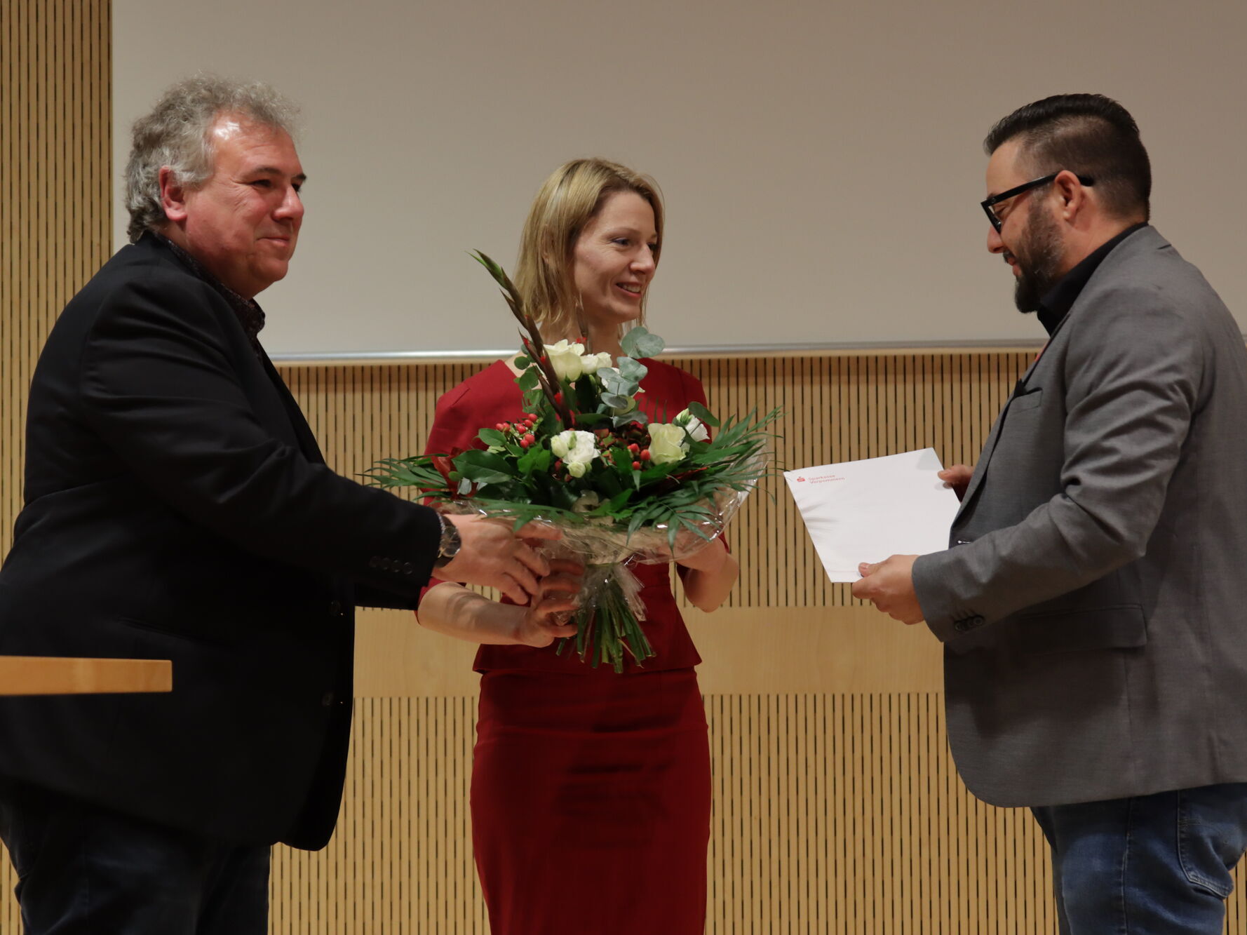 v.l.n.r.: Prof. Dr. Andreas Ohme (Vereinsvorsitzender des polenmARkT e. V.), Zuzanna Papierz und Tom Rafoth (Sparkasse Vorpommern), © Alfried Krupp Wissenschaftskolleg Greifswald, 2022